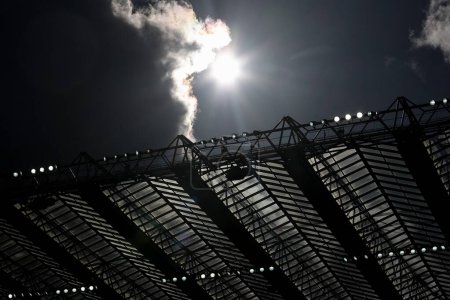 Téléchargez les photos : Le soleil brille sur le toit de St James Park lors du match de Premier League Newcastle United vs West Ham United à St. James's Park, Newcastle, Royaume-Uni, le 30 mars 2024 - en image libre de droit