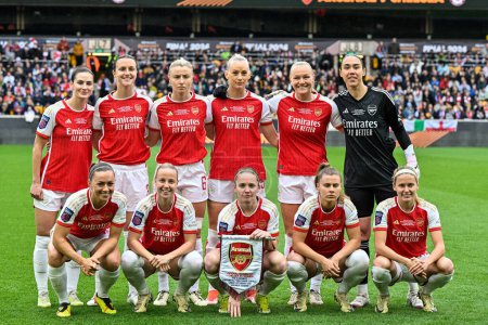 Téléchargez les photos : Les joueuses d'Arsenal font la queue lors de la finale de la FA Women's League Cup Arsenal Women vs Chelsea FC Women à Molineux, Wolverhampton, Royaume-Uni, 31 mars 202 - en image libre de droit