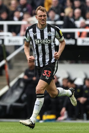 Photo for Dan Burn of Newcastle United during the Premier League match Newcastle United vs West Ham United at St. James's Park, Newcastle, United Kingdom, 30th March 202 - Royalty Free Image
