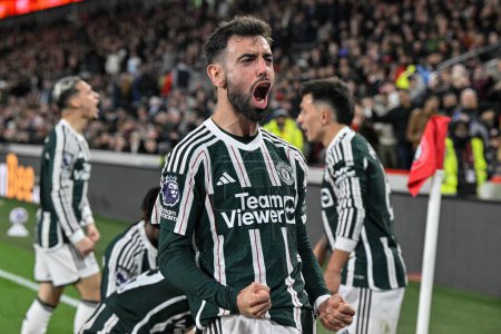 Photo for Bruno Fernandes of Manchester United celebrates a late goal by Mason Mount of Manchester United during the Premier League match Brentford vs Manchester United at The Gtech Community Stadium, London, United Kingdom, 30th March 202 - Royalty Free Image