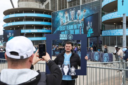 Téléchargez les photos : Les fans de Manchester City arrivent et prennent des photos avant le match de Premier League Manchester City vs Arsenal au Etihad Stadium, Manchester, Royaume-Uni, 31 mars 202 - en image libre de droit