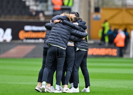 Photo for Chelsea squad have a huddle as they inspect the pitch ahead of the match, during the FA Women's League Cup Final match Arsenal Women vs Chelsea FC Women at Molineux, Wolverhampton, United Kingdom, 31st March 202 - Royalty Free Image
