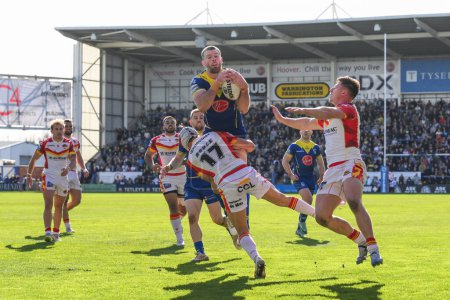 Photo for Lachlan Fitzgibbon of Warrington Wolves claims the high ball during the Betfred Super League match Warrington Wolves vs Catalans Dragons at Halliwell Jones Stadium, Warrington, United Kingdom, 30th March 202 - Royalty Free Image