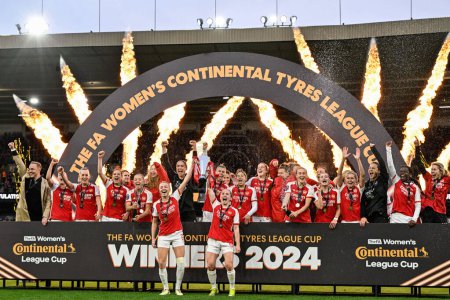 Téléchargez les photos : Les joueuses d'Arsenal célèbrent la victoire de la FA Women's League Cup après le match final de la FA Women's League Cup Arsenal Women vs Chelsea FC Women à Molineux, Wolverhampton, Royaume-Uni, 31 mars 202 - en image libre de droit
