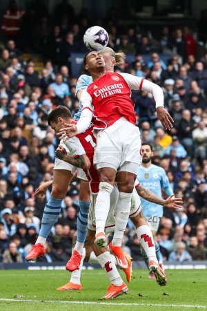 Foto de Gabriel de Arsenal encabeza la bola clara durante el partido de la Premier League Manchester City vs Arsenal en el Etihad Stadium, Manchester, Reino Unido, 31 de marzo 202 - Imagen libre de derechos
