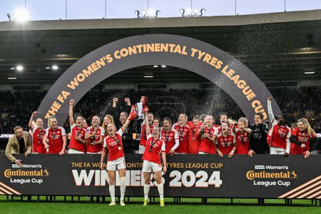 Foto de Jugadoras del Arsenal celebran ganar la FA Women 's League Cup después del partido final de la FA Women' s League Cup Arsenal Women vs Chelsea FC Women en Molineux, Wolverhampton, Reino Unido, 31 de marzo 202 - Imagen libre de derechos