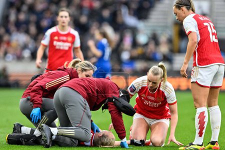 Foto de Frida Maanum de Arsenal Women recibe tratamiento médico durante el partido final de la FA Women 's League Cup Arsenal Women vs Chelsea FC Women en Molineux, Wolverhampton, Reino Unido, 31 de marzo 202 - Imagen libre de derechos