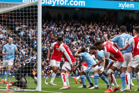 Foto de David Raya del Arsenal salva la pelota en la línea durante el partido de la Premier League Manchester City vs Arsenal en el Etihad Stadium, Manchester, Reino Unido, 31 de marzo 202 - Imagen libre de derechos