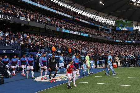 Téléchargez les photos : Les équipes sortent avant le match de Premier League Manchester City vs Arsenal au Etihad Stadium, Manchester, Royaume-Uni, 31 mars 202 - en image libre de droit