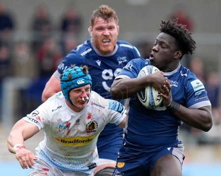 Photo for Asher Opoku-Fordjour of Sale Sharks breaks away from Ross Vintcent of Exeter Chiefs during the Gallagher Premiership match Sale Sharks vs Exeter Chiefs at Salford Community Stadium, Eccles, United Kingdom, 31st March 202 - Royalty Free Image