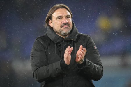 Photo for Daniel Farke manager of Leeds United claps his hands and applauds the supporters at full-time after the Sky Bet Championship match Leeds United vs Hull City at Elland Road, Leeds, United Kingdom, 1st April 2024 - Royalty Free Image