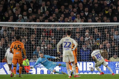 Photo for Crysencio Summerville of Leeds United scores from the penalty spot and makes it 1-2 in the second half of the Sky Bet Championship match Leeds United vs Hull City at Elland Road, Leeds, United Kingdom, 1st April 2024 - Royalty Free Image