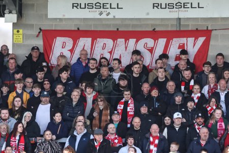 Téléchargez les photos : Fans de Barnsley pendant le Sky Bet League 1 match Burton Albion vs Barnsley au Pirelli Stadium, Burton upon Trent, Royaume-Uni, 1er avril 202 - en image libre de droit