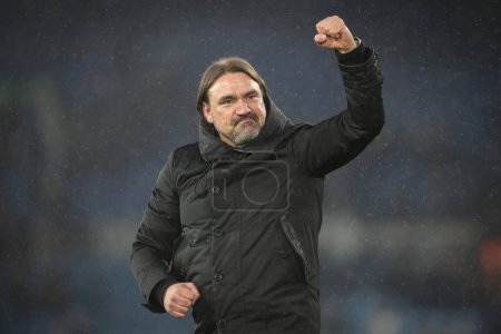 Photo for Daniel Farke manager of Leeds United salutes the supporters at full-time after the Sky Bet Championship match Leeds United vs Hull City at Elland Road, Leeds, United Kingdom, 1st April 2024 - Royalty Free Image