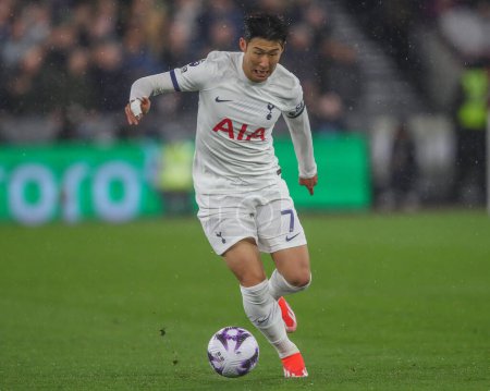 Photo for Son Heung-Min of Tottenham Hotspur breaks with the ball during the Premier League match West Ham United vs Tottenham Hotspur at London Stadium, London, United Kingdom, 2nd April 202 - Royalty Free Image