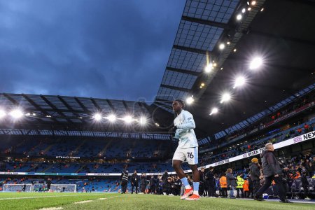 Téléchargez les photos : Mahamadou Susoho de Manchester City sort pour le réchauffement avant le match de Premier League Manchester City vs Aston Villa à Etihad Stadium, Manchester, Royaume-Uni, 3 avril 202 - en image libre de droit