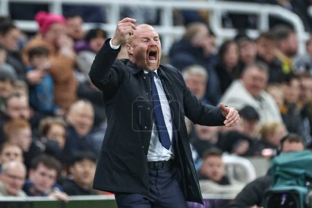 Photo for Sean Dyche manager of Everton reacts during the Premier League match Newcastle United vs Everton at St. James's Park, Newcastle, United Kingdom, 2nd April 202 - Royalty Free Image