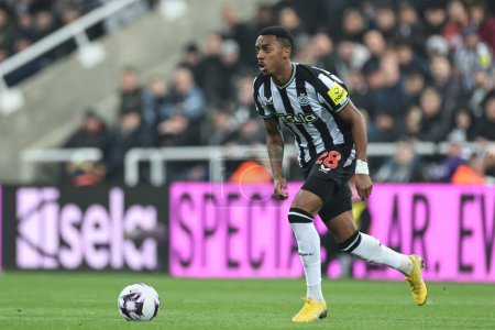 Photo for Joe Willock of Newcastle United with the ball during the Premier League match Newcastle United vs Everton at St. James's Park, Newcastle, United Kingdom, 2nd April 202 - Royalty Free Image