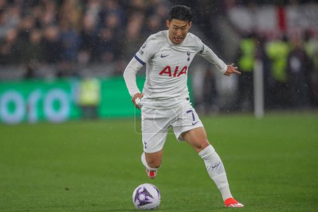 Téléchargez les photos : Son Heung-Min de Tottenham Hotspur rompt avec le ballon lors du match de Premier League West Ham United vs Tottenham Hotspur au London Stadium, Londres, Royaume-Uni, le 2 avril 202 - en image libre de droit
