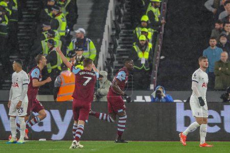 Foto de Kurt Zouma de West Ham United celebra su gol para hacerlo 1-1 durante el partido de la Premier League West Ham United vs Tottenham Hotspur en el London Stadium, Londres, Reino Unido, 2 de abril 202 - Imagen libre de derechos