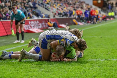 Photo for Matt Dufty of Warrington Wolves goes over for a tryduring the Betfred Super League Round 7 match Leeds Rhinos vs Warrington Wolves at Headingley Stadium, Leeds, United Kingdom, 5th April 202 - Royalty Free Image