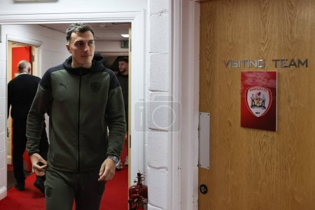 Photo for Josh Earl of Barnsley arrives during the Sky Bet League 1 match Charlton Athletic vs Barnsley at The Valley, London, United Kingdom, 6th April 202 - Royalty Free Image