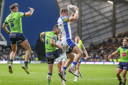 Photo for Harry Newman of Leeds Rhinos catches the ball before going over for a try during the Betfred Super League Round 7 match Leeds Rhinos vs Warrington Wolves at Headingley Stadium, Leeds, United Kingdom, 5th April 202 - Royalty Free Image