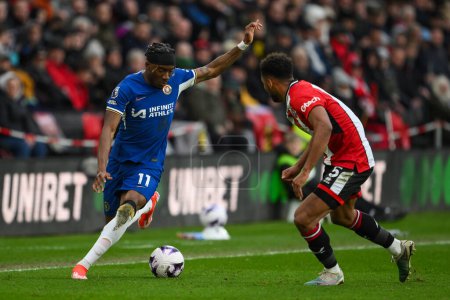 Photo for Noni Madueke of Chelsea takes on Auston Trusty of Sheffield United during the Premier League match Sheffield United vs Chelsea at Bramall Lane, Sheffield, United Kingdom, 7th April 202 - Royalty Free Image