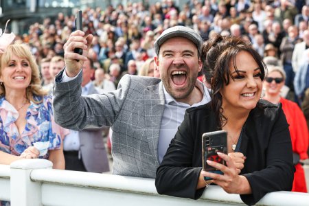 Téléchargez les photos : Les coureurs célèbrent pendant la journée d'ouverture du Randox Grand National 2024 à l'hippodrome d'Aintree, Liverpool, Royaume-Uni, 11 avril 202 - en image libre de droit