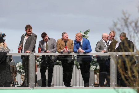 Foto de Racegoers during the Randox Grand National 2024 Opening Day at Aintree Racecourse, Liverpool, Reino Unido, 11 de abril 202 - Imagen libre de derechos