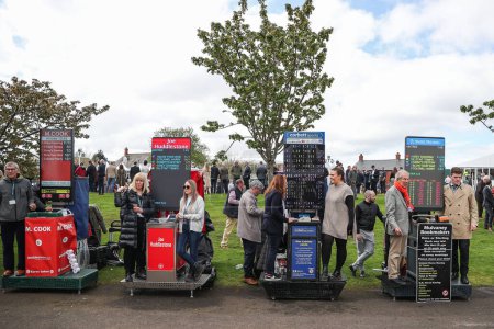 Téléchargez les photos : Bookmakers during during the Randox Grand National 2024 Opening Day at Aintree Racecourse, Liverpool, Royaume-Uni, 11 avril 202 - en image libre de droit