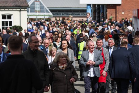 Téléchargez les photos : Coureurs lors de la journée d'ouverture du Randox Grand National 2024 à l'hippodrome d'Aintree, Liverpool, Royaume-Uni, 11 avril 202 - en image libre de droit