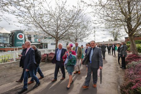 Foto de Los primeros miembros del público llegan antes del Día de Apertura del Randox Grand National 2024 en el hipódromo Aintree, Liverpool, Reino Unido, 11 de abril 202 - Imagen libre de derechos