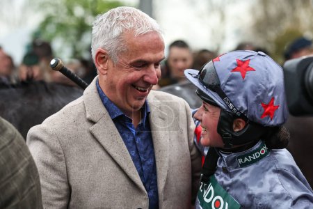 Foto de Bryony Frost habla con el dueño del caballo, el Sr. Andy Peake, después de ganar la carrera de carreras de Aintree, Liverpool, Reino Unido, el 11 de abril de 202 - Imagen libre de derechos
