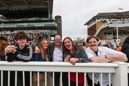 Foto de Racegoers during the Randox Grand National 2024 Opening Day at Aintree Racecourse, Liverpool, Reino Unido, 11 de abril 202 - Imagen libre de derechos