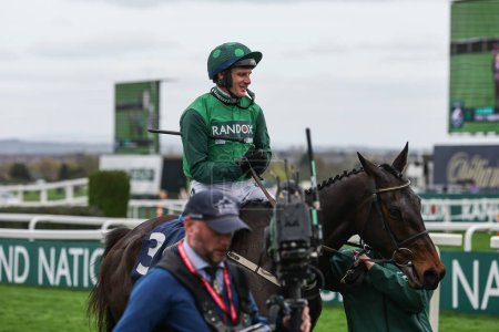 Foto de Impaire Et Passe ridden by Paul Townend wins the 3.30pm The William Hill Aintree Hurdle (Clase 1) during the Randox Grand National 2024 Opening Day at Aintree Racecourse, Liverpool, United Kingdom, 11th April 202 - Imagen libre de derechos