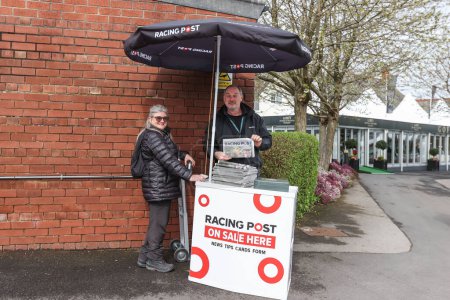 Téléchargez les photos : Racing Post en vente avant la journée d'ouverture du Randox Grand National 2024 à l'hippodrome d'Aintree, Liverpool, Royaume-Uni, 11 avril 202 - en image libre de droit