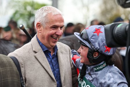 Foto de Bryony Frost habla con el dueño del caballo, el Sr. Andy Peake, después de ganar la carrera de carreras de Aintree, Liverpool, Reino Unido, el 11 de abril de 202 - Imagen libre de derechos