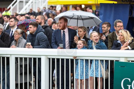 Téléchargez les photos : Les parapluies commencent à monter alors qu'il commence à pleuvoir pendant la journée d'ouverture du Randox Grand National 2024 à l'hippodrome d'Aintree, Liverpool, Royaume-Uni, 11 avril 202 - en image libre de droit