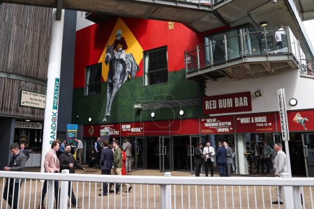 Téléchargez les photos : Le Red Rum Bar lors de la Journée nationale des dames du Randox 2024 à l'hippodrome d'Aintree, Liverpool, Royaume-Uni, 12 avril 202 - en image libre de droit