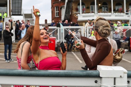 Foto de A Racegoers bebiendo durante el Randox Grand National 2024 Ladies Day en Aintree Racecourse, Liverpool, Reino Unido, 12 de abril 202 - Imagen libre de derechos