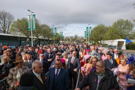 Téléchargez les photos : Les coureurs arrivent le jour des dames lors de la Journée nationale des dames The Randox Grand 2024 à l'hippodrome Aintree, Liverpool, Royaume-Uni, le 12 avril 202 - en image libre de droit