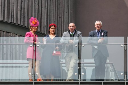 Téléchargez les photos : Coureurs prenant un verre lors de la Journée nationale des dames The Randox Grand 2024 à l'hippodrome d'Aintree, Liverpool, Royaume-Uni, 12 avril 202 - en image libre de droit