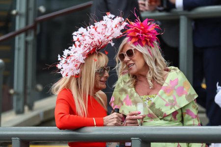 Téléchargez les photos : A Racegoers have drinks during the The Randox Grand National 2024 Ladies Day at Aintree Racecourse, Liverpool, Royaume-Uni, 12 avril 202 - en image libre de droit