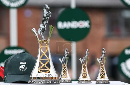 Foto de 16: 00 Randox Grand National Handicap Chase trophy during the Randox Grand National Day 2024 at Aintree Racecourse, Liverpool, Reino Unido, 13 de abril 202 - Imagen libre de derechos