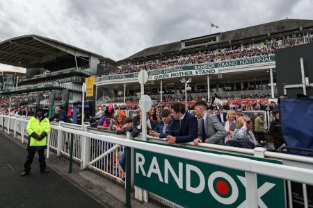 Foto de Los corredores disfrutan de la segunda carrera durante el Randox Grand National 2024 Ladies Day en Aintree Racecourse, Liverpool, Reino Unido, 12 de abril 202 - Imagen libre de derechos