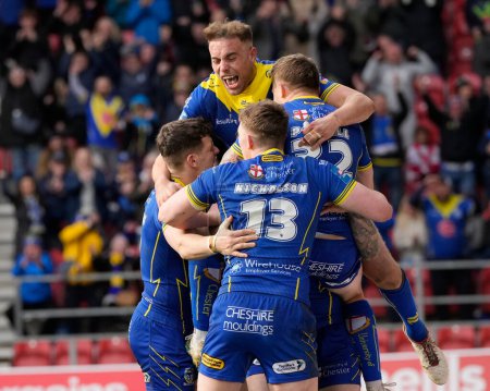 Photo for Warrington Wolves players celecrate Connor Wrench of Warrington Wolves scoring a try during the Betfred Challenge Cup Quarter Final match St Helens vs Warrington Wolves at Totally Wicked Stadium, St Helens, United Kingdom, 14th April 202 - Royalty Free Image