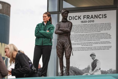 Téléchargez les photos : Dick Francis statue during the The Randox Grand National 2024 Ladies Day at Aintree Racecourse, Liverpool, United Kingdom, 12th April 202 - en image libre de droit