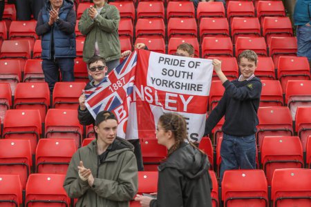 Téléchargez les photos : Fans de Barnsley avant le match pendant le Sky Bet League 1 match Barnsley vs Reading à Oakwell, Barnsley, Royaume-Uni, 13 Avril 202 - en image libre de droit