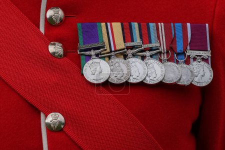 Téléchargez les photos : Une série de médailles sur A The King's Guard lors du Randox Grand National Day 2024 à l'hippodrome d'Aintree, Liverpool, Royaume-Uni, 13 avril 202 - en image libre de droit